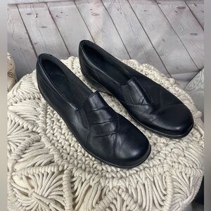 Clarks Leather Ashland Joy Slip-On Shoes – Black – Women’s Size 9